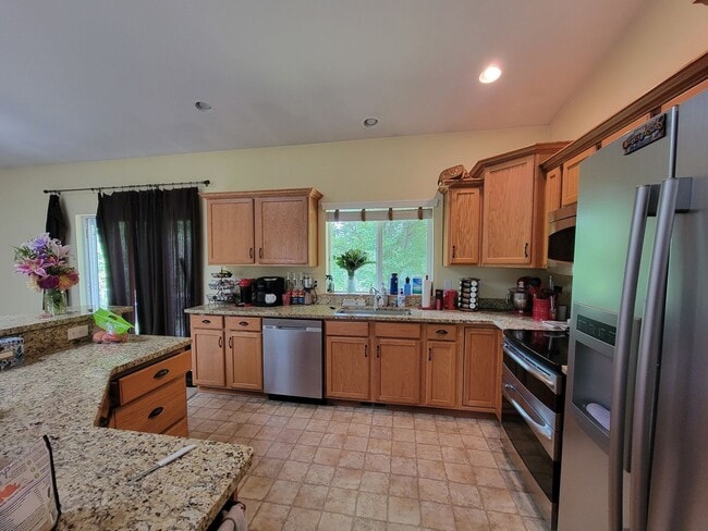 Building Photo - Charming and spacious 3 bed home in secluded location, 10 minutes to freeways
