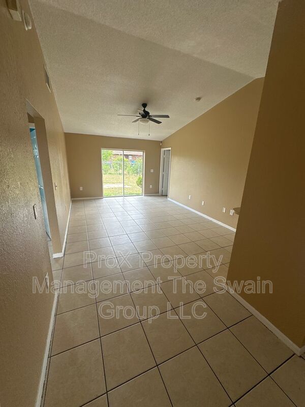 Foto del edificio - 250 Arlington Loop