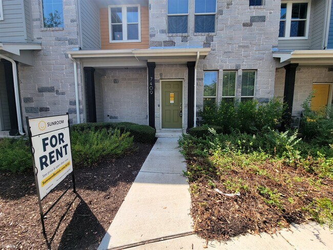 Foto del edificio - 3 br, 2.5 bath Townhome - 7409 Pantherpaw St