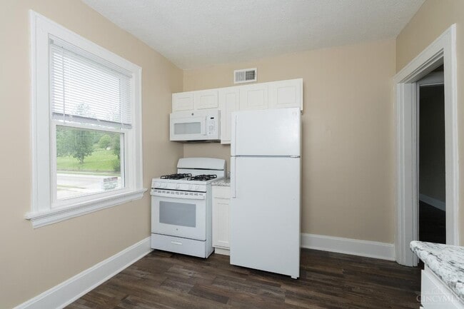 Photo - Bright 1-Bed in Clifton — Hardwood Floors, Off-Street Parking, Water Included Apartment