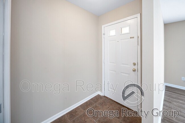 Building Photo - 610 W Roxbury Rd