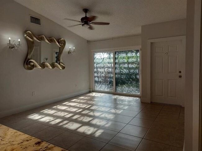 Foto del edificio - 2718 N Nob Hill Rd