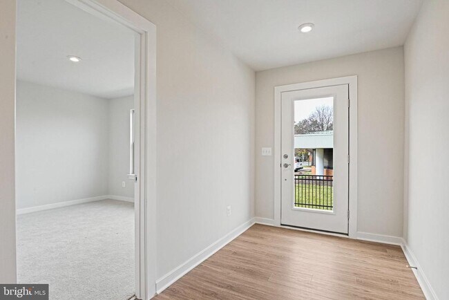 Foto del edificio - 2172 Glacier Rd