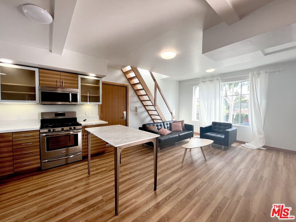 Primary Photo - 511 N San Vicente Blvd