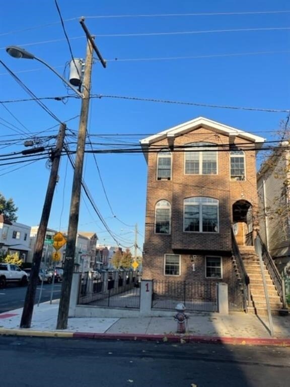 Primary Photo - 1 Montrose Ave