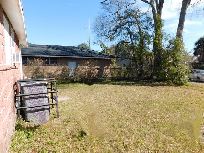 Building Photo - Newly Remodeled Spacious 3 bedroom Home