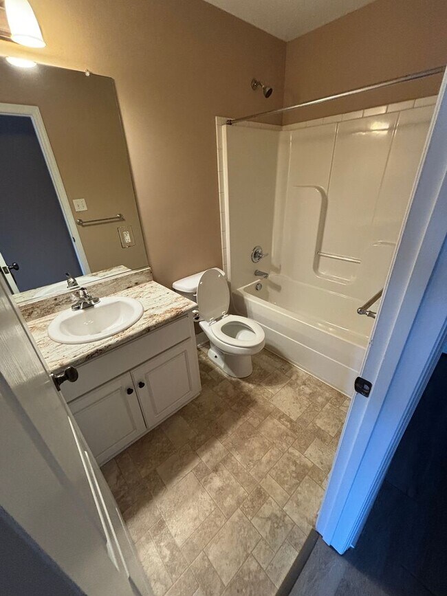 Foto del edificio - 818 Bryan Cir