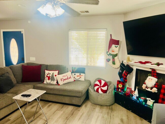 Foto del edificio - Spacious Single-Story 4 Bedroom Home with Lovely Backyard