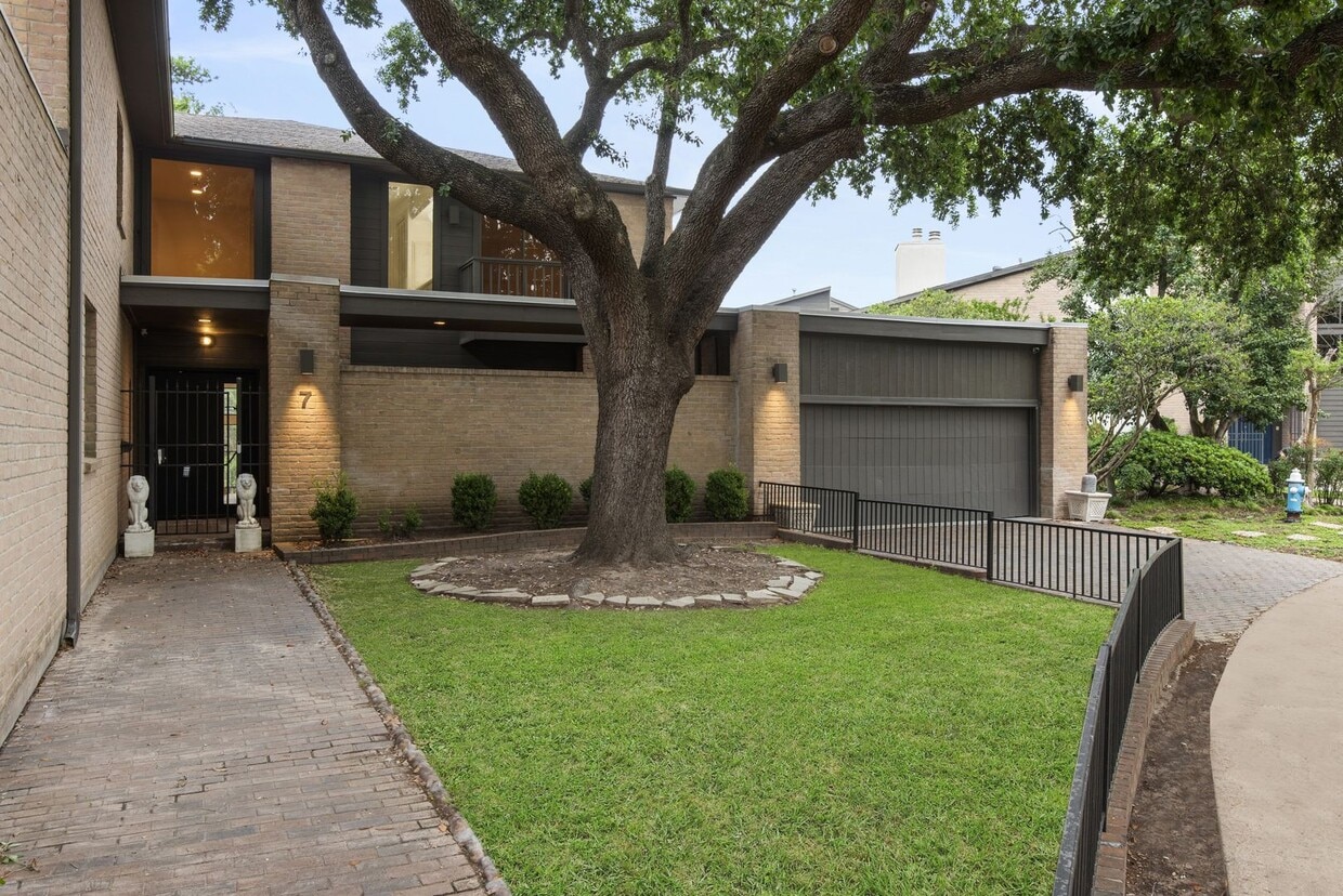 Primary Photo - Luxury Lakeside Living- Memorial City