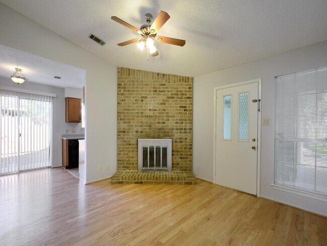Foto del edificio - 2101 Matthews Ln