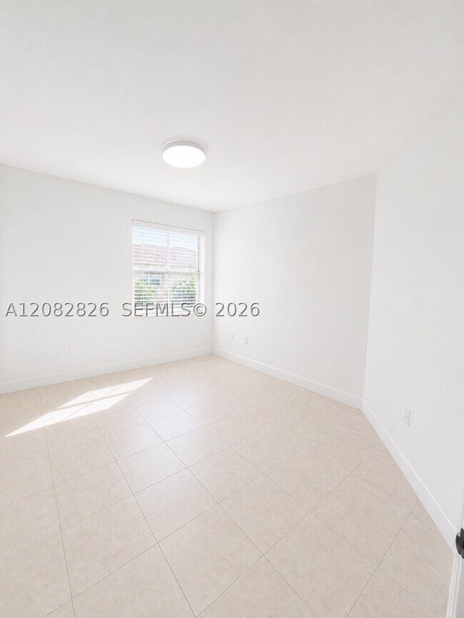 Building Photo - 1570 NE 33rd 103-11