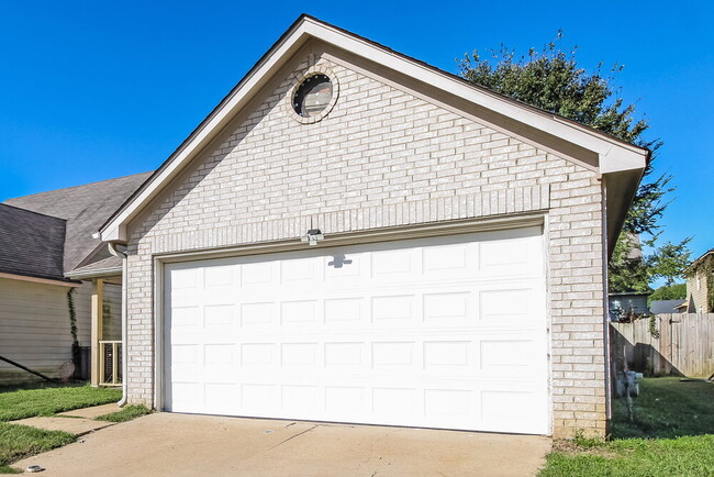 Building Photo - 4705 Waterfront Oak Dr