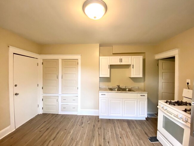 Building Photo - Fantastic 2 Bedroom, 1 Bathroom Townhome-N...