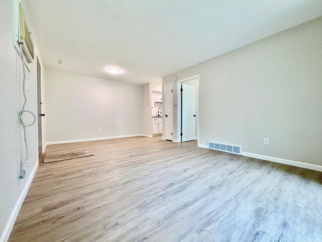 Building Photo - 1609 Lincolnway W