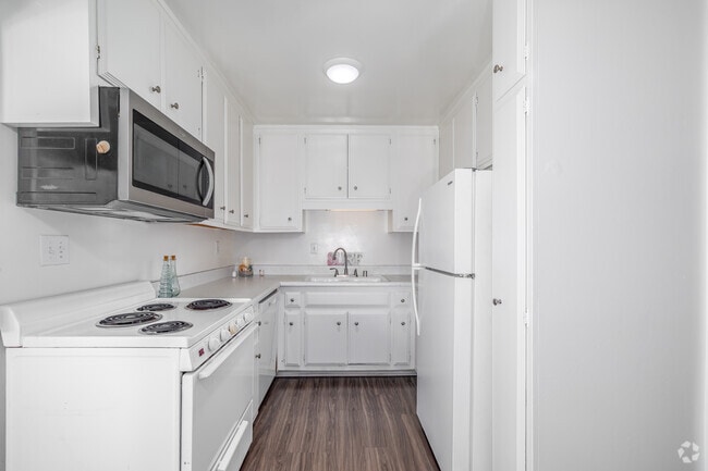 3BR, 2BA - 1,000SF - Kitchen - The Grecian Terrace Apartments