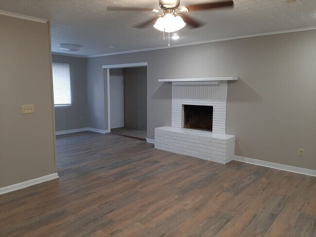 Building Photo - Totally Updated! New kitchen! 2 Living Are...