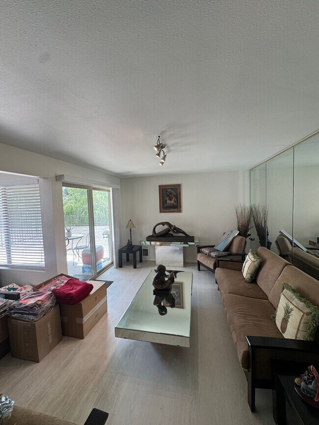 Foto del edificio - Gorgeous Condo in Seward Park with 2 Parking Spaces, Steps Away from Pool with Water View!