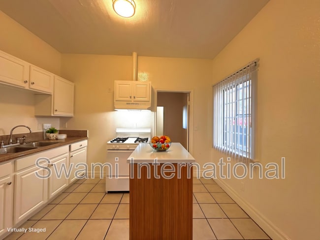 Photo - 932 W 62nd St House