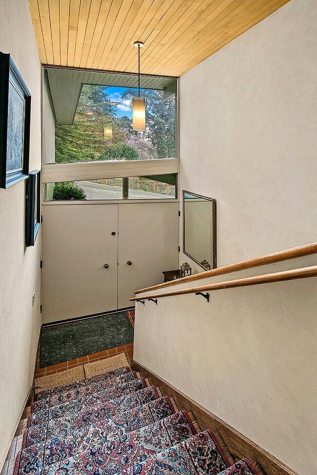 Building Photo - Mercer Island Split Level House