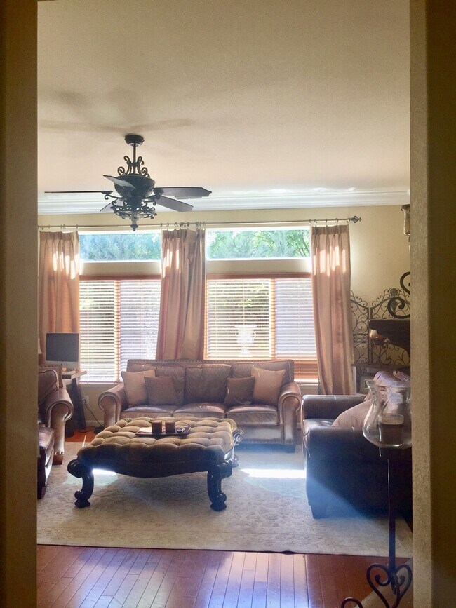 Building Photo - Beautiful Serrano Two Story 4 Bed 4 Bath W...