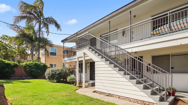 Building Photo - 4447 1/2 Mentone Street