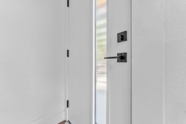Foto del edificio - 1505 W WOODLAWN: GORGEOUS BRAND NEW MODERN...