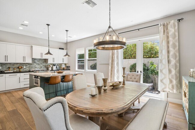 Foto del edificio - Beautiful Fully Furnished 4 BR Home in Eastside Costa Mesa