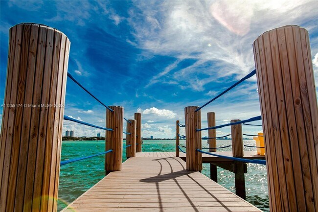 Foto del edificio - 1750 Bay Dr