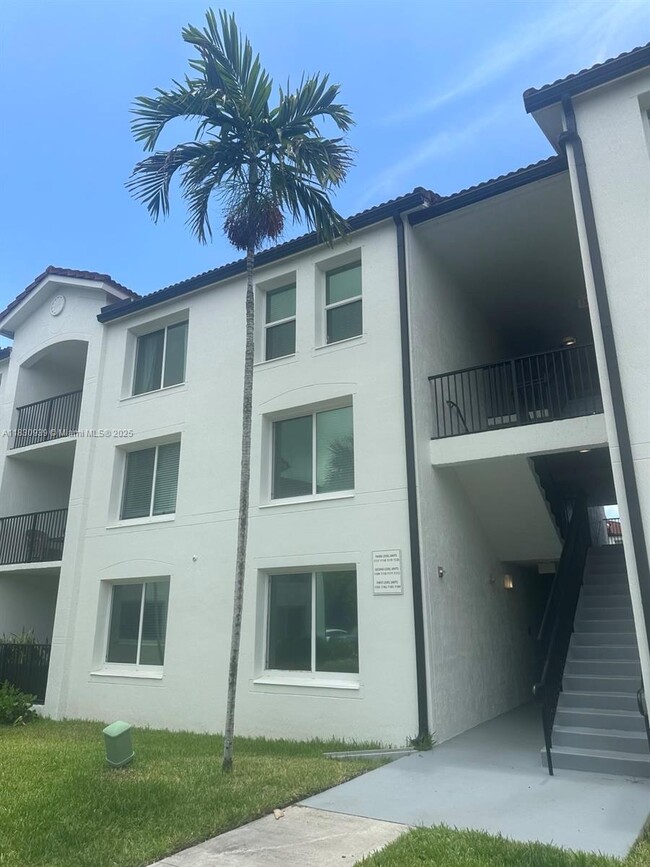 Building Photo - 1117 Villa Cir