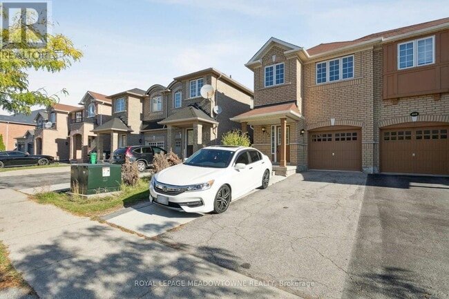 Building Photo - 132 Crystalview Crescent