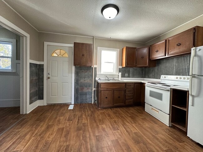 Building Photo - 1 bedroom house $600