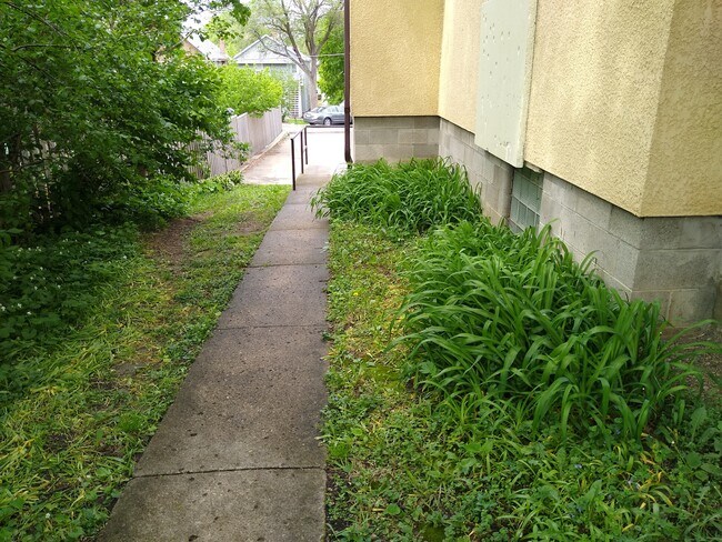 Building Photo - 410 W Pleasant St