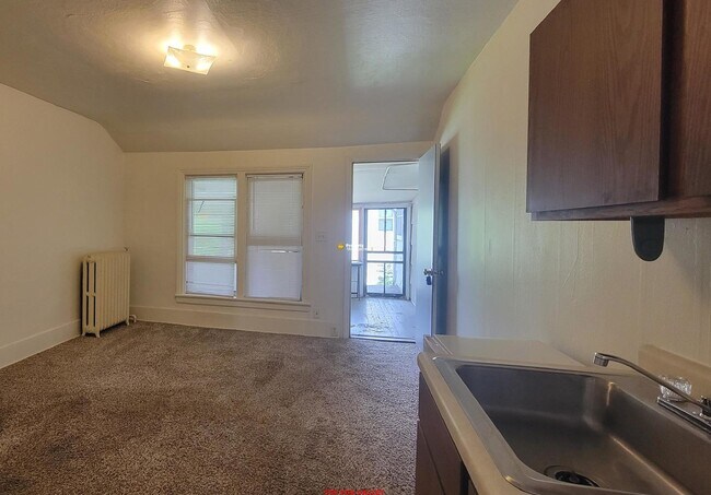 Foto del edificio - One Room Studio *ALL UTILITIES INCLUDED*