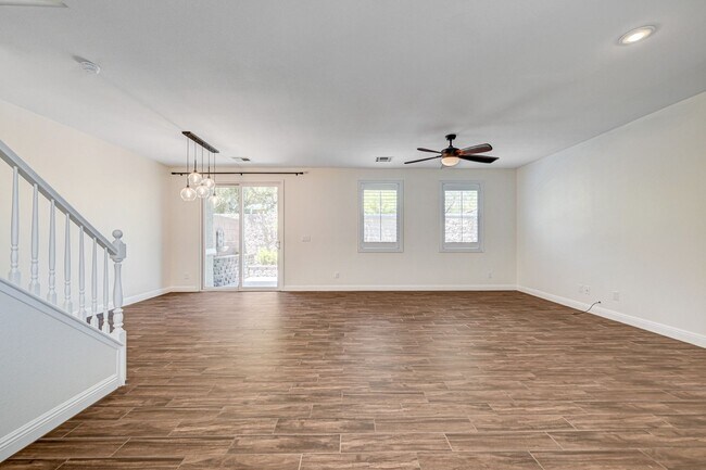 Building Photo - Stylish Townhome with Private Patio!