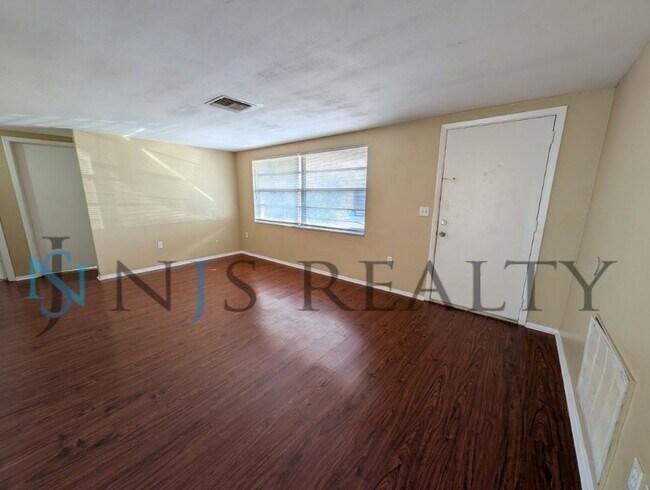 Foto del edificio - JUST REDUCED!!!  Large 2/2/1 1060 sq ft home with INDOOR LAUNDRY, a full garage, updated kitchen ...