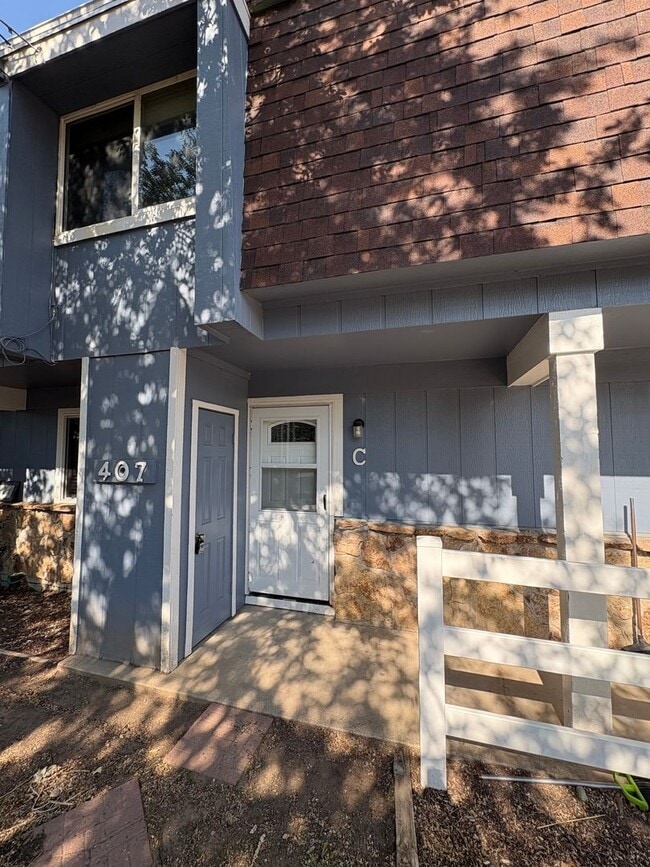 Building Photo - 407 Loma Linda Dr