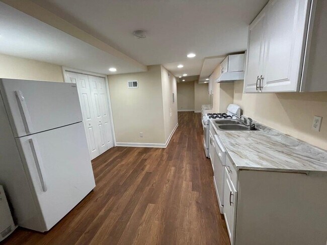 Building Photo - 2106 Pawnee Dr SE