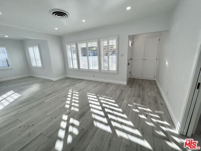 Building Photo - 5266 Forbes Ave