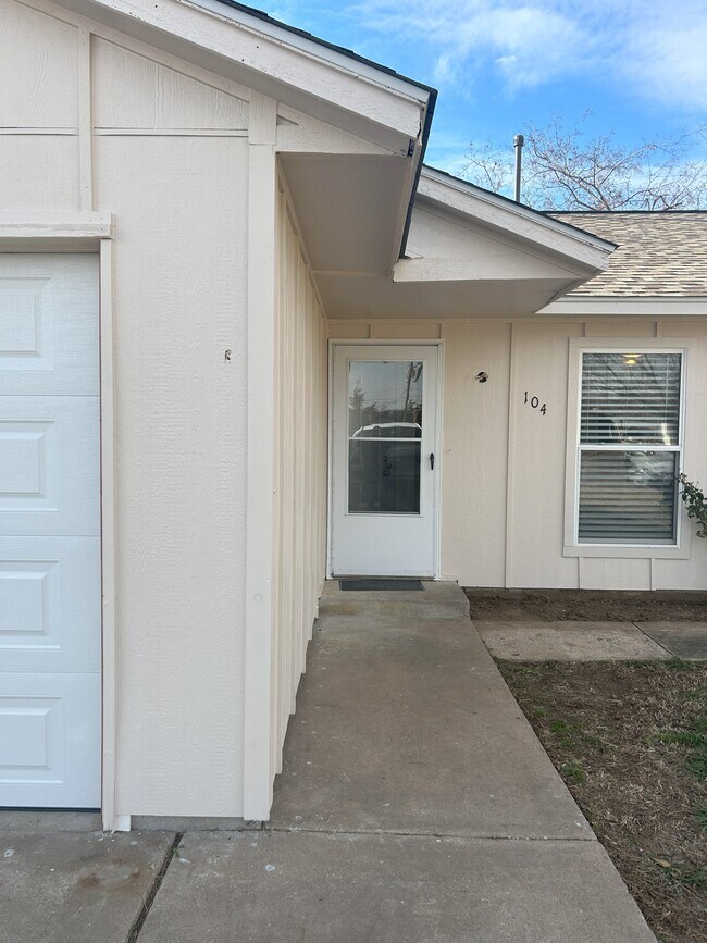 Front Door - 104 N Wildhorse St