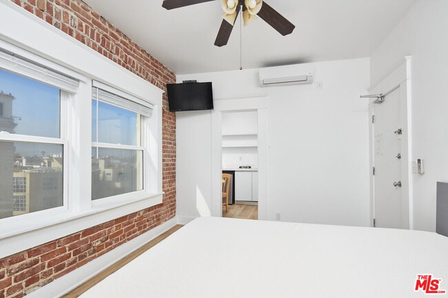 Building Photo - 1305 Ocean Front Walk