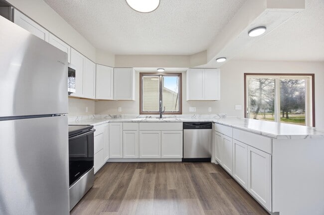 Building Photo - 609 Lily Ln