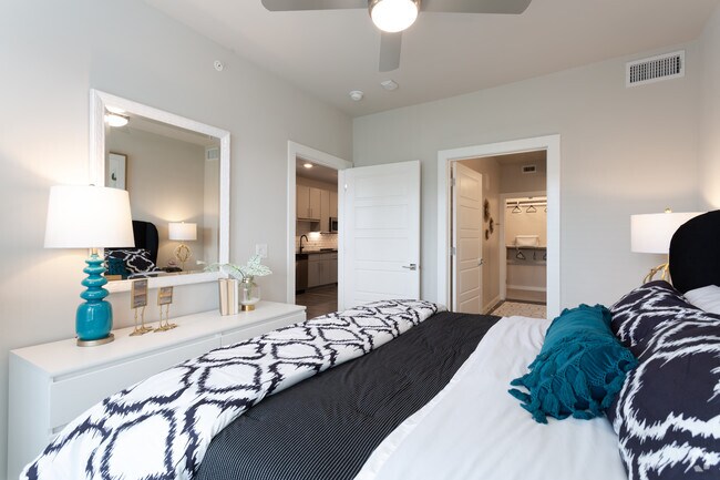 1HAB, 1BA - 688 ft² - A2 - HABITACIÓN - Amelia at Farmers Market