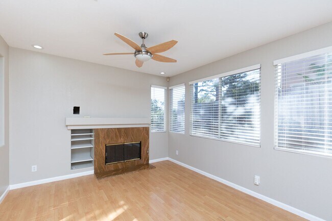 Foto del edificio - 3 bed, 2.5 bath DETACHED home in SCRIPPS RANCH