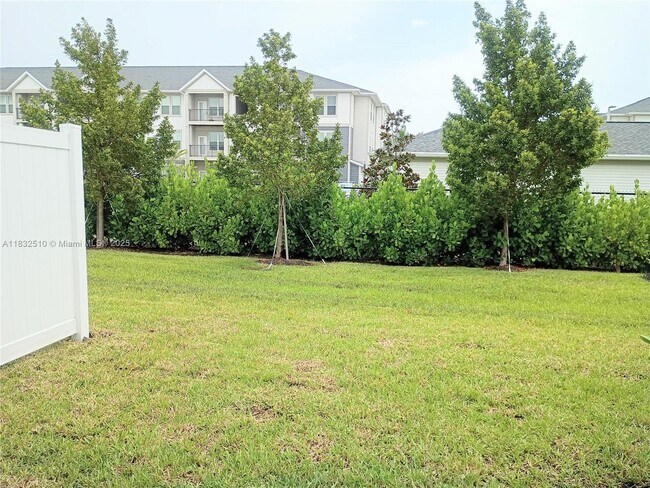 Building Photo - 329 SE Crossoak Ln