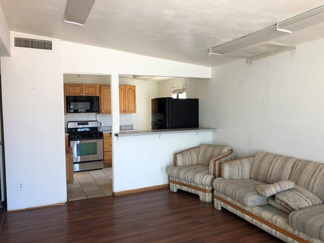 Building Photo - 1304 N Alvernon Way