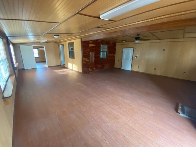 Building Photo - 205 Main