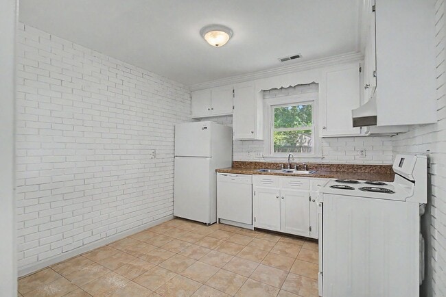 Building Photo - Updated 3-Bedroom Ranch with Fenced Yard!