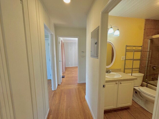 Building Photo - EB T 945