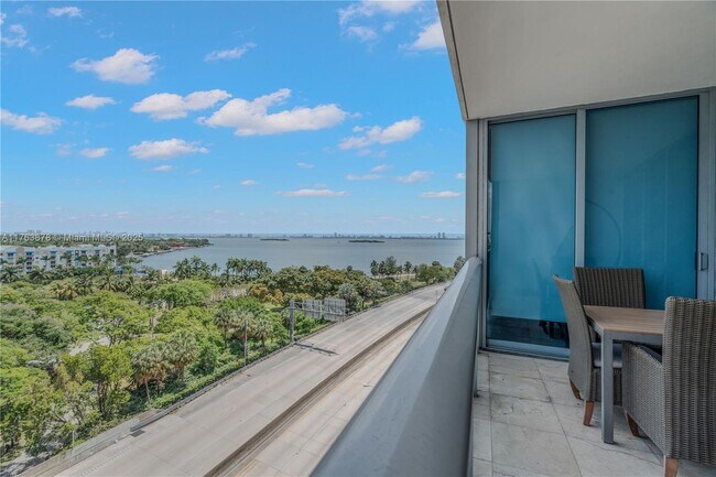 Foto del edificio - 601 NE 36th St