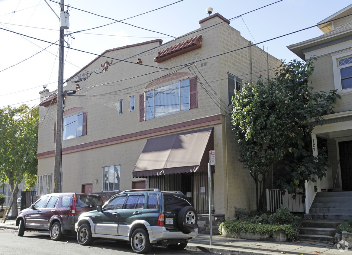 Building Photo - 135-137 E 16th St